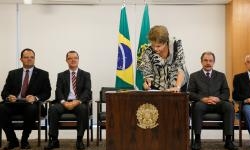 SALRIO MNIMO - MP da valorizao do SM assinada por Dilma